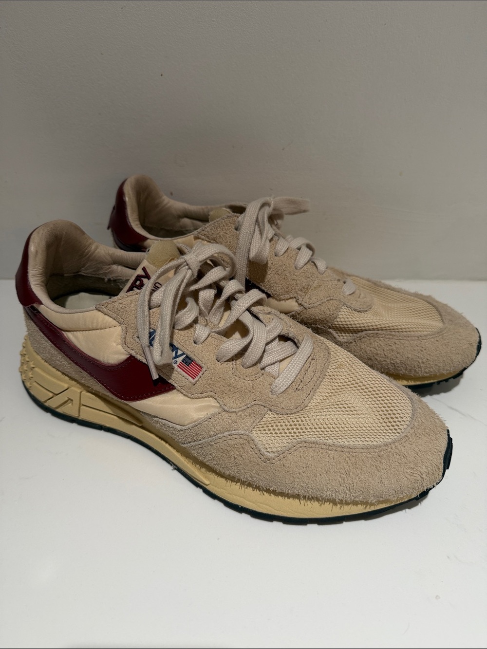 Autry Reelwind Men's Beige Sneakers with Burgundy Accent - Casual Athletic Style